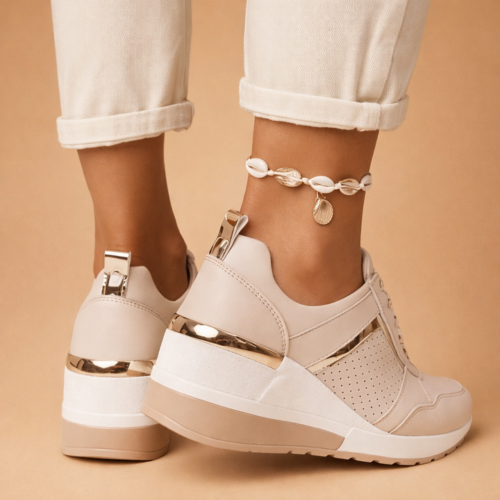 Sorte dame platform sneakers. Klassiske og komfortable høje hverdagssko til kvinder, perfekte til mange outfits.