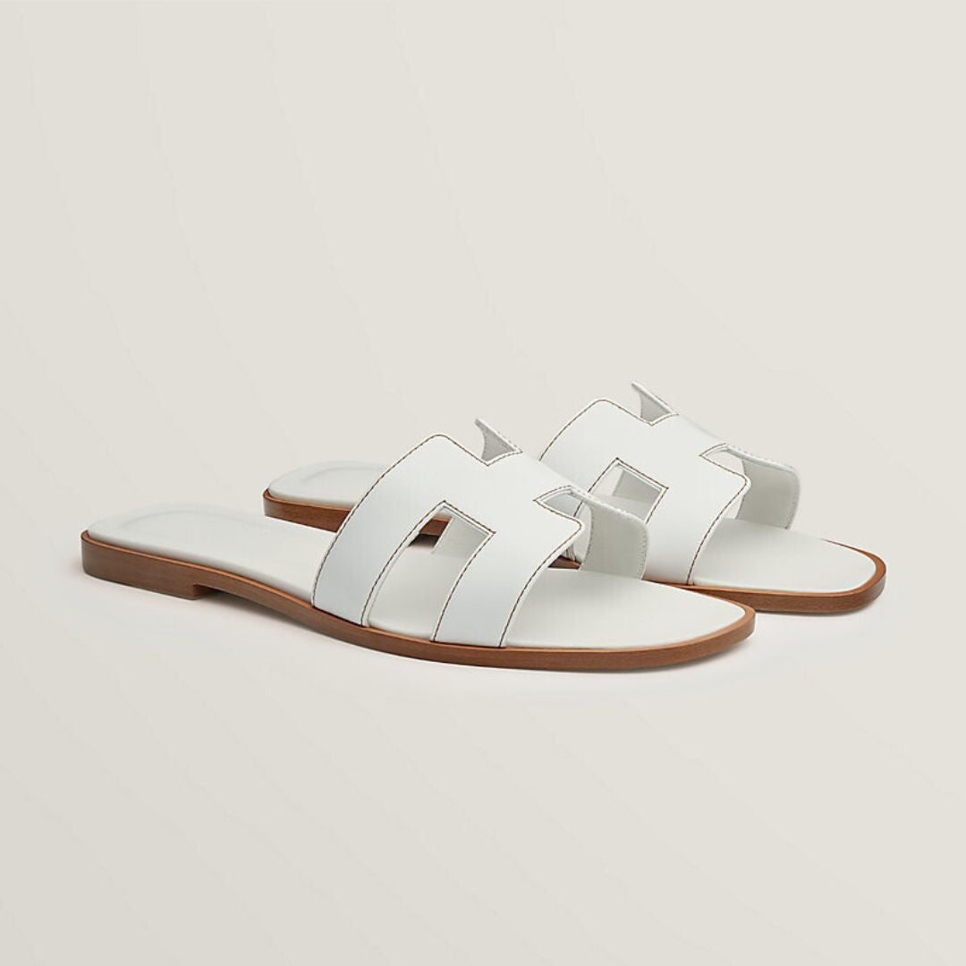 Hvide damesandaler med perforerede remme & justerbare spænder. Flade sandaler til sommer & komfort.