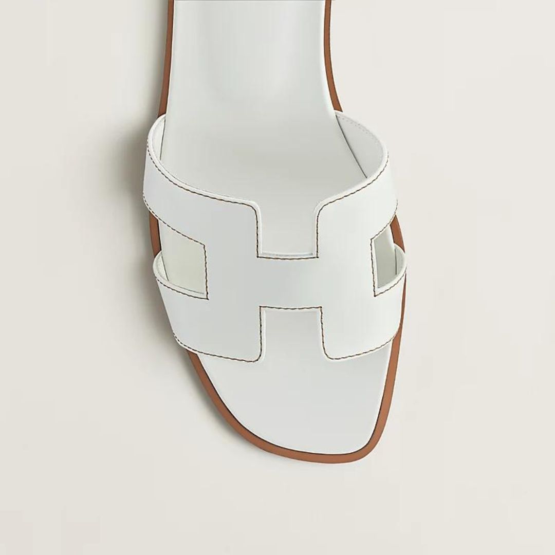 Sorte damesandaler med elegante perforeringer på remmene, perfekt til både hverdag & fest om sommeren.