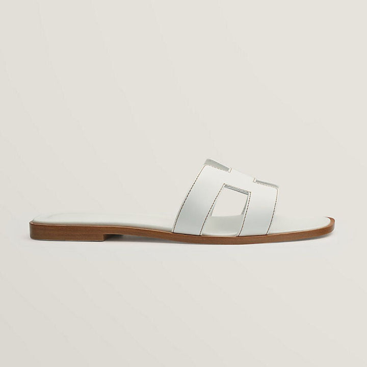 Brune damesandaler med perforerede, åndbare remme & justerbare spænder. Komfort & stil til sommeren.