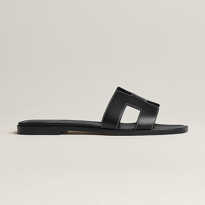 Stilfulde dame sandaler med åndbare perforerede remme. Komfortable og justerbare for en perfekt sommerdag.