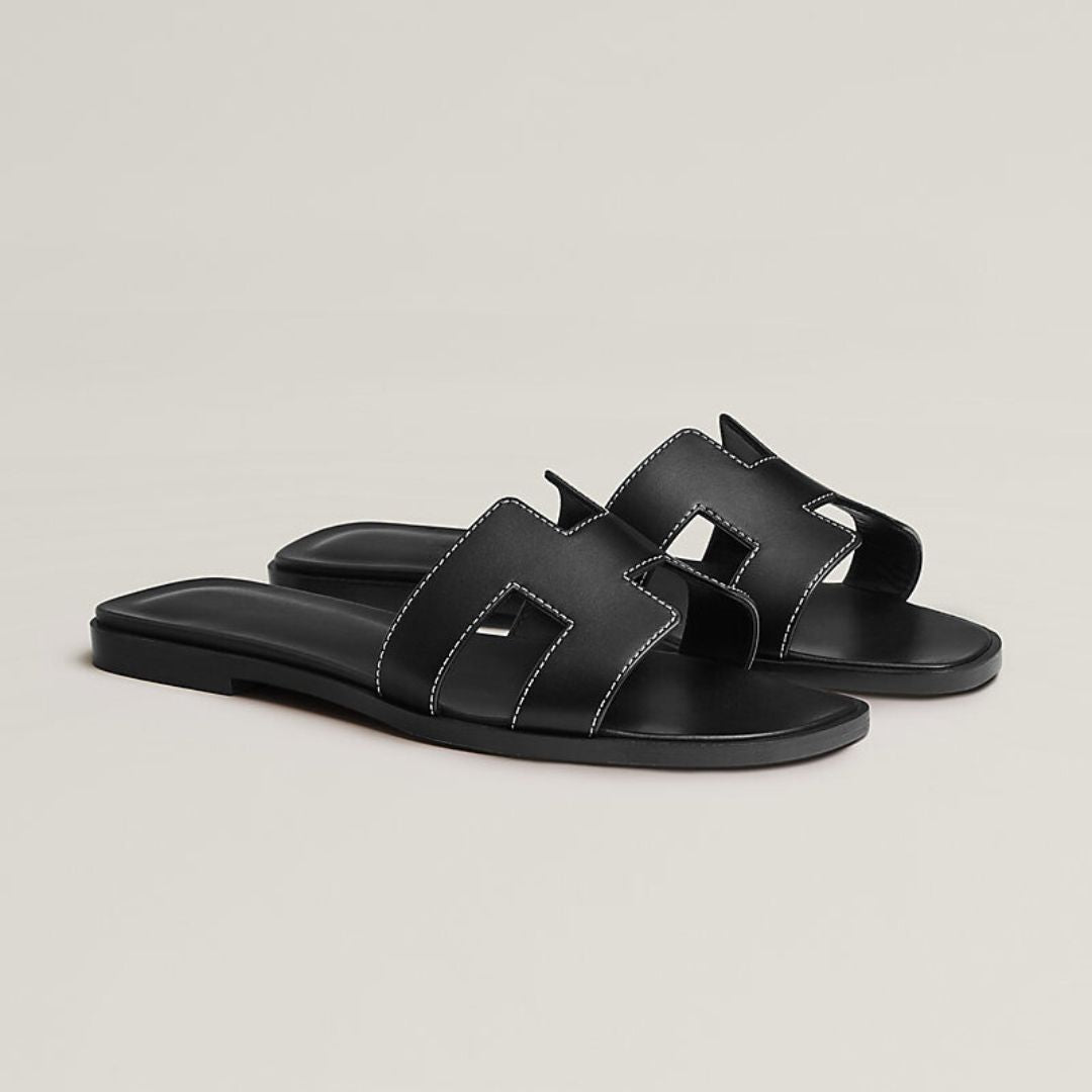 Flade damesandaler med perforerede remme. Ideel til sommer, ferie og afslappet hverdag.