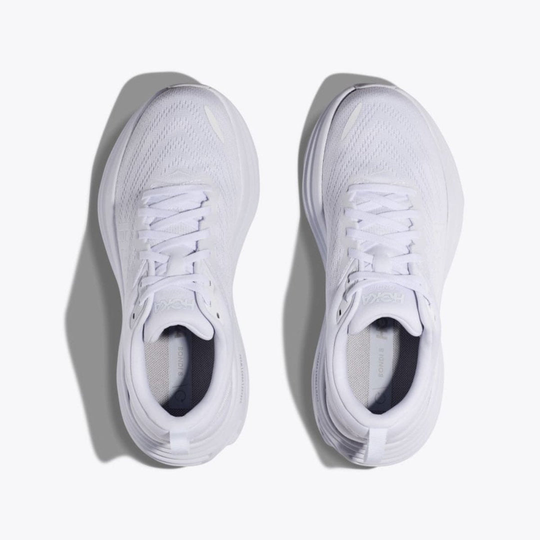 "Hvide sporty sneakers i letvægtsdesign med elegant og moderne udseende, mesh-materiale og reflekterende detaljer."