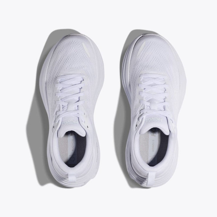 "Hvide sporty sneakers i letvægtsdesign med elegant og moderne udseende, mesh-materiale og reflekterende detaljer."