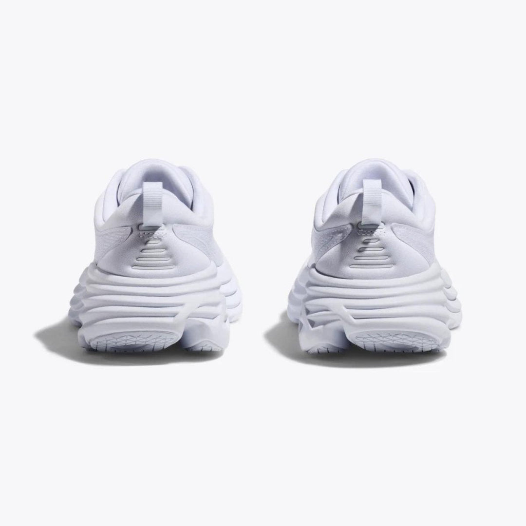 "Hvide sporty sneakers i letvægtsdesign med elegant og moderne udseende, mesh-materiale og reflekterende detaljer."