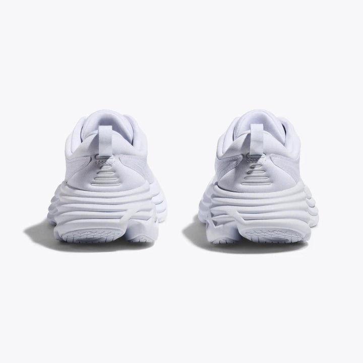 "Hvide sporty sneakers i letvægtsdesign med elegant og moderne udseende, mesh-materiale og reflekterende detaljer."
