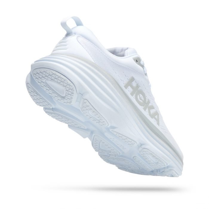 "Hvide sporty sneakers i letvægtsdesign med elegant og moderne udseende, mesh-materiale og reflekterende detaljer."