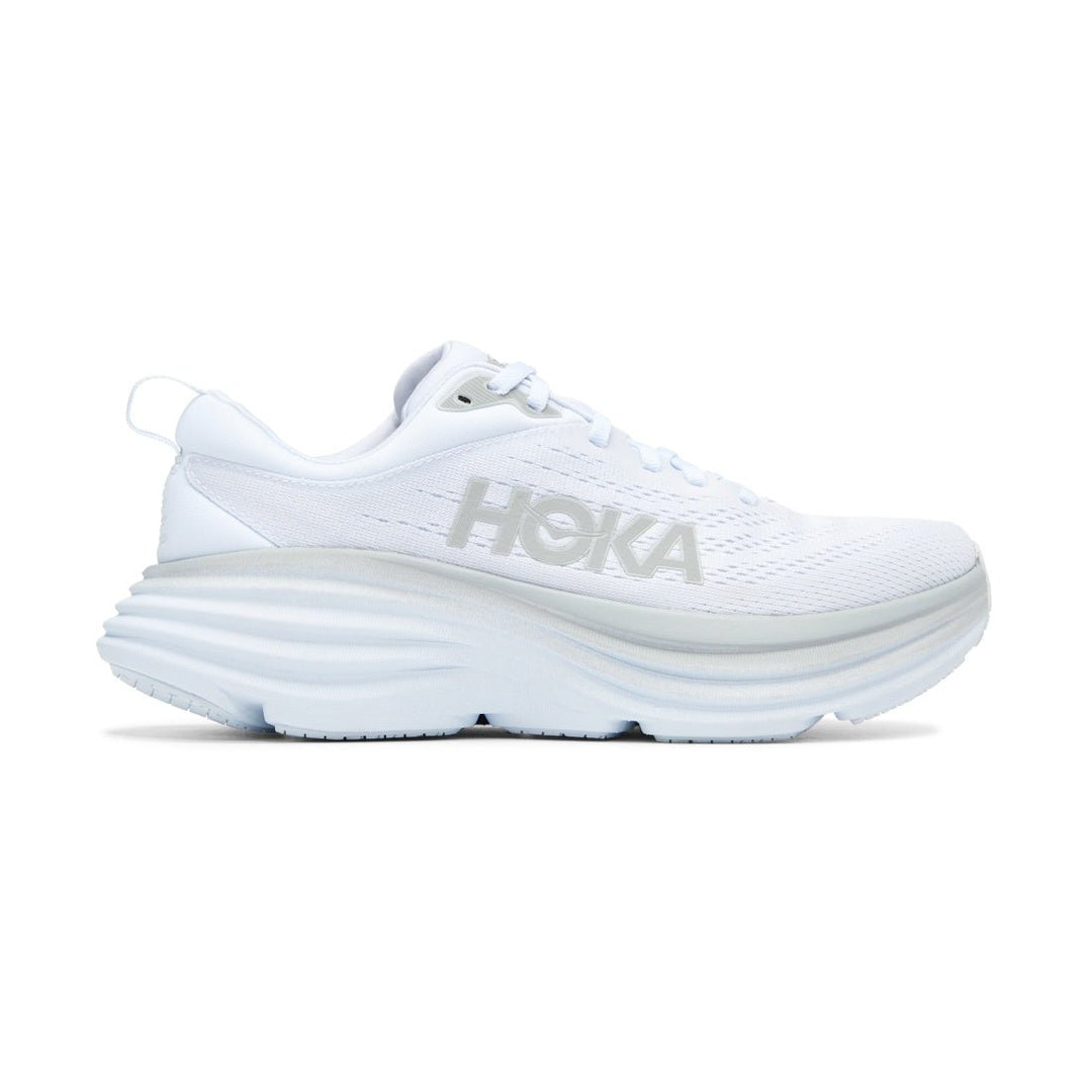 "Hvide sporty sneakers i letvægtsdesign med elegant og moderne udseende, mesh-materiale og reflekterende detaljer."