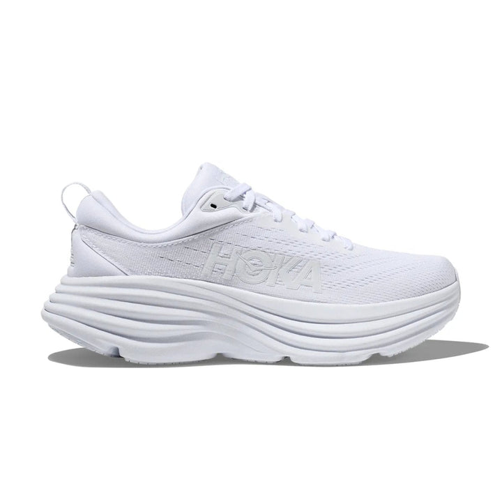 "Hvide sporty sneakers i letvægtsdesign med elegant og moderne udseende, mesh-materiale og reflekterende detaljer."
