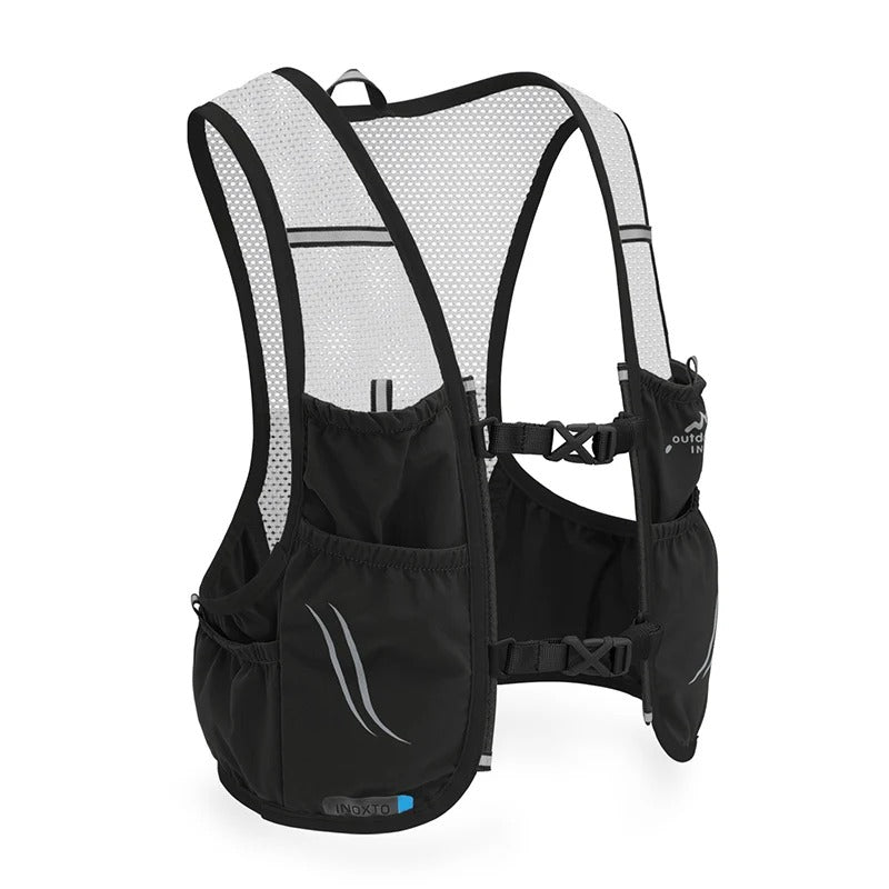 Hydreringsvest i gråt stof med justerbare snore og 2 bløde flasker. Perfekt til trailløb. Reflekterende detaljer øger synligh