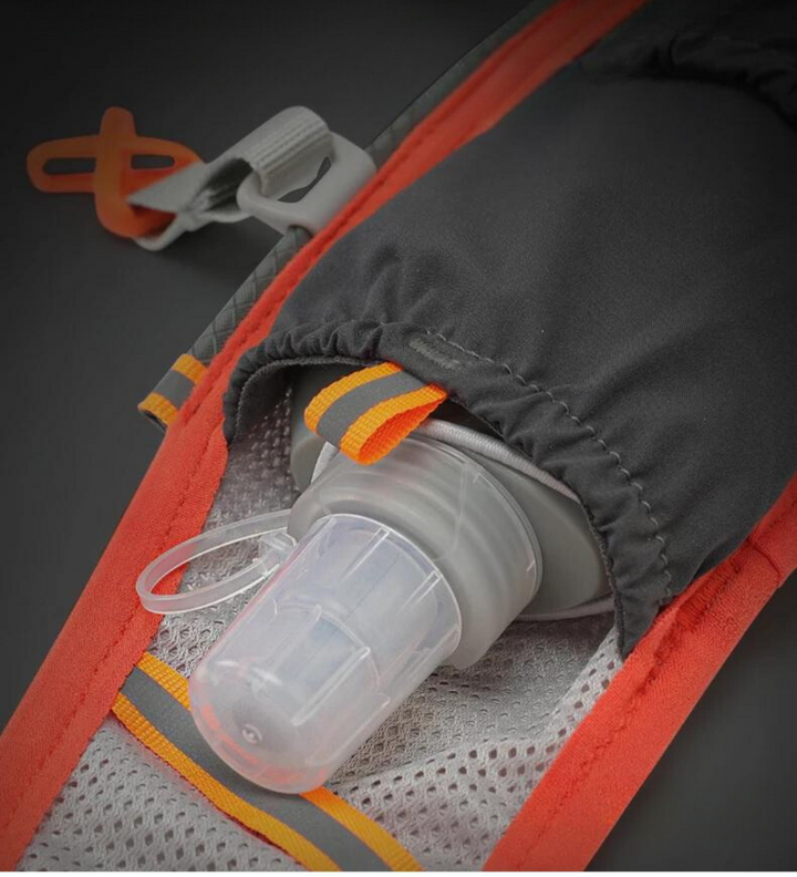 Hydreringsvest i gråt stof med justerbare snore og 2 bløde flasker. Perfekt til trailløb. Reflekterende detaljer øger synligh