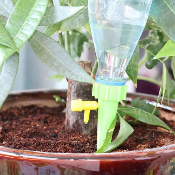 HydroNest FlowSetter vandingsspyd med flaske. Smart automatisk system til vanding af planter.