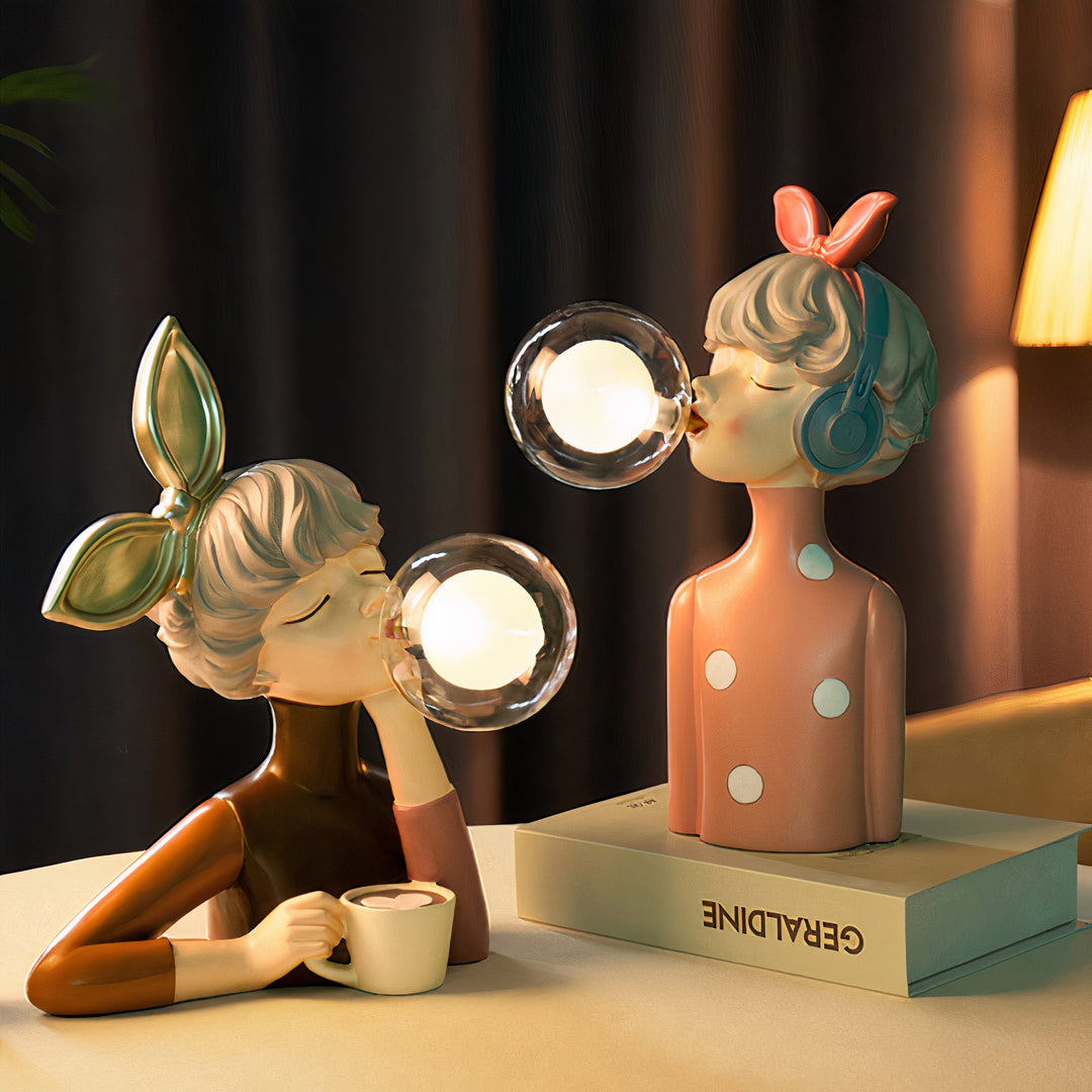 Hyggelig bordlampe med varmt LED lys. Skab stemning i stuen eller soveværelset med denne lampe.