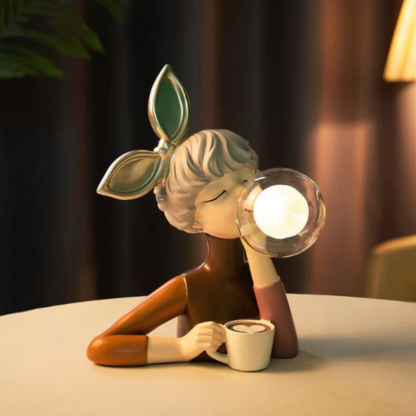 Enkel og elegant bordlampe: Bidrager til rolig og hyggelig atmosfære i ethvert rum med sin belysning.