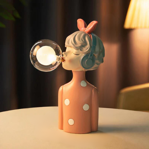 Bordlampe med blødt, diffust LED lys: Perfekt til at skabe hygge og stemning i indretningen af din stue.