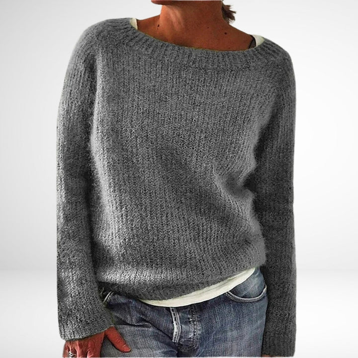 Komfortabel retro striktrøje til dame. Varm, hyggelig langærmet sweater i tidløs stil til kvinder.