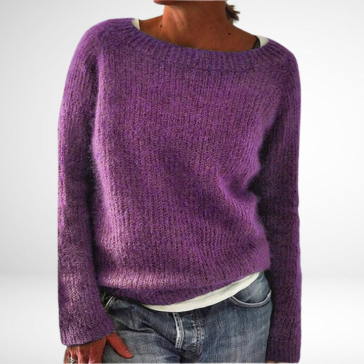 Modebevidst retro vinterstrik til kvinder. Hyggelig, varm langærmet sweater, en tidløs overdel.