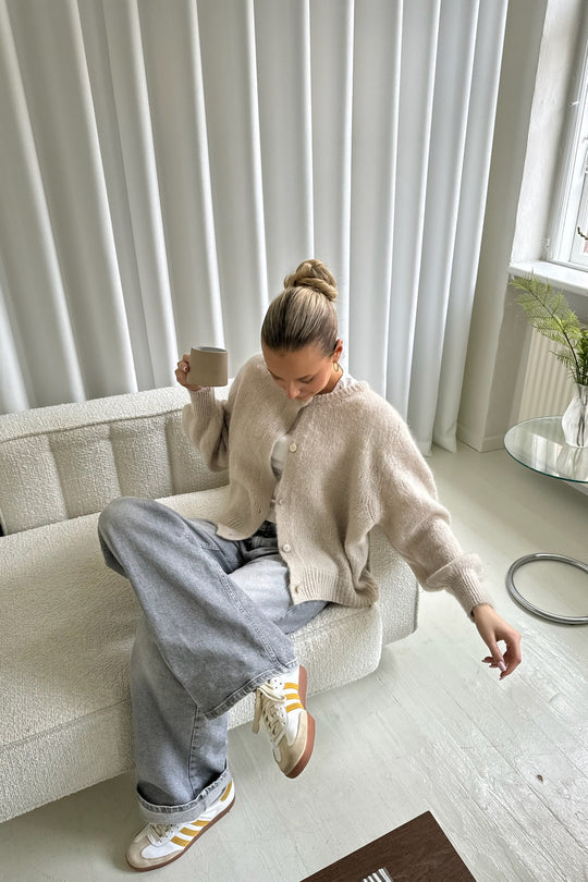 Trend oversize dame cardigan med knaplukning, designet for ultimativ komfort og moderne hverdagsstil.