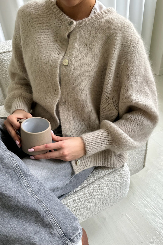 Komfortabel dame cardigan i et stilfuldt design med knaplukning, perfekt til en hyggelig og trendy hverdagslook.