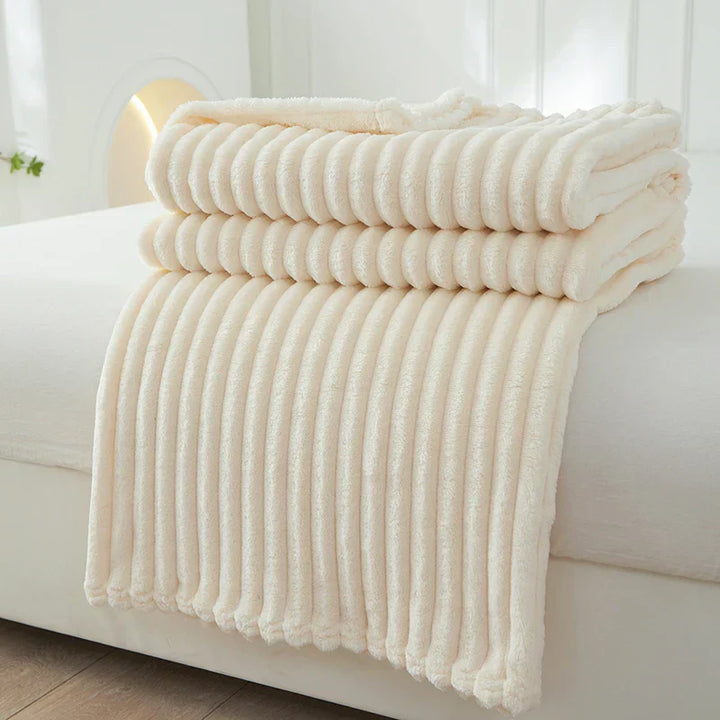 Hyggeligt stribet fleecetæppe til sofaen; perfekt til efterår og vinterhygge.