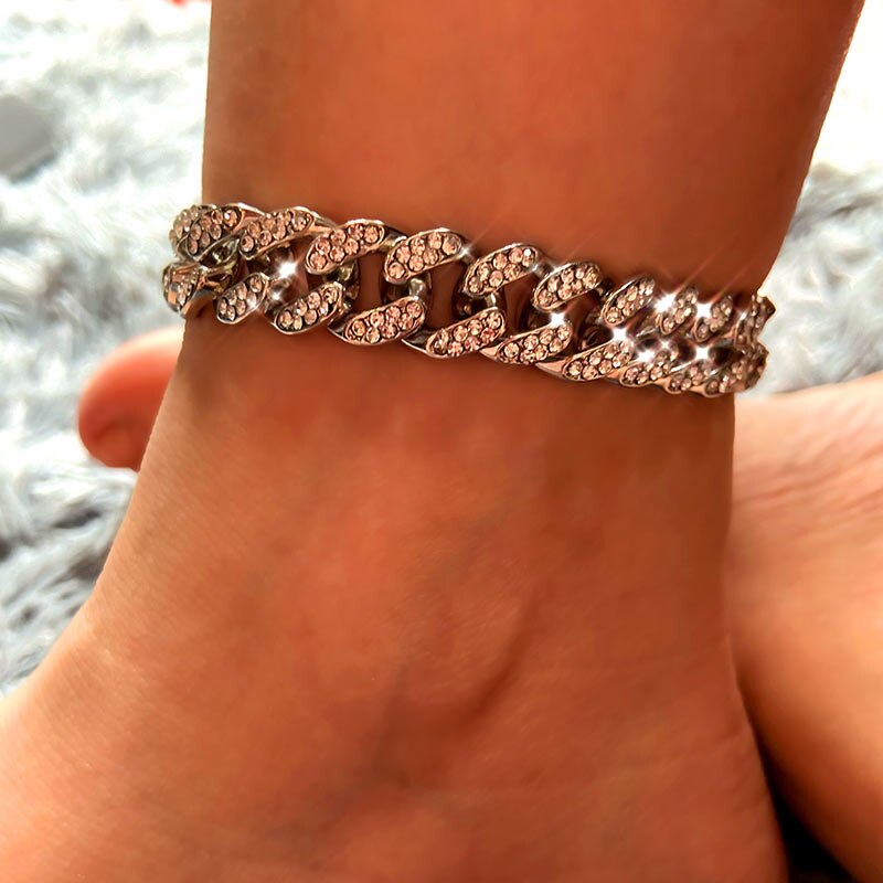 Nærbillede af fodlænke med Cuban link og krystalklare zirkonia. Sommerklar.