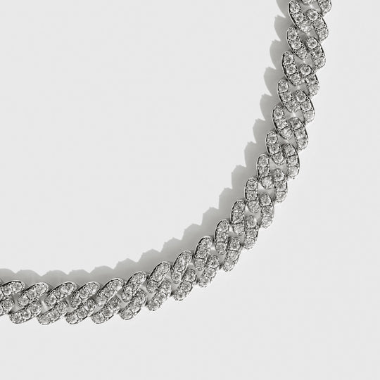 Elegant guldfarvet fodlænke i Cuban link stil med skinnende zirkonia sten.