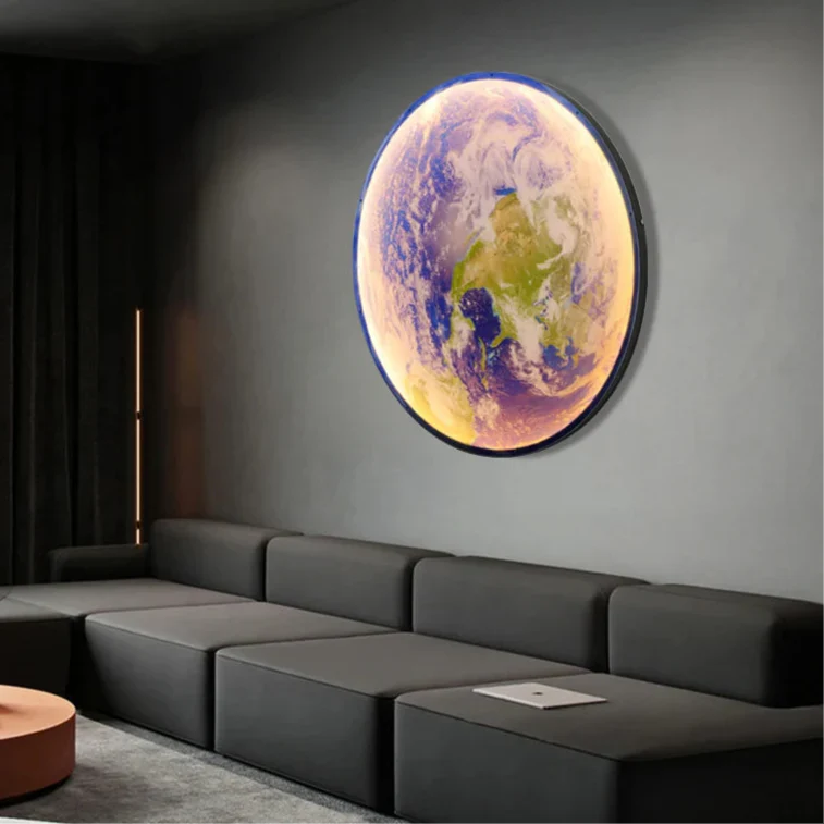 Moderne LED væglampe skaber hyggeligt stemningslys med jord- og månemotiver. Energieffektiv indendørs lampe.