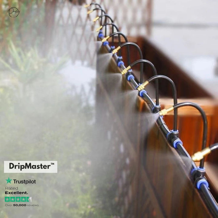 Komponenter til nem vanding: drypslange, fittings og styreenhed for et effektivt havesystem.