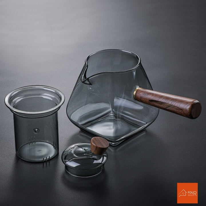 Moderne glas tekande med robust træhåndtag, ideel til servering af løs te i enhver teceremoni.