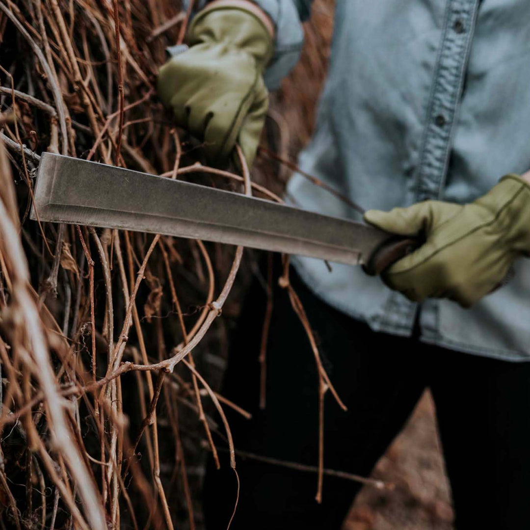 Robust japansk Nata værktøj til bushcraft og udendørs brug med slidstærk klinge.