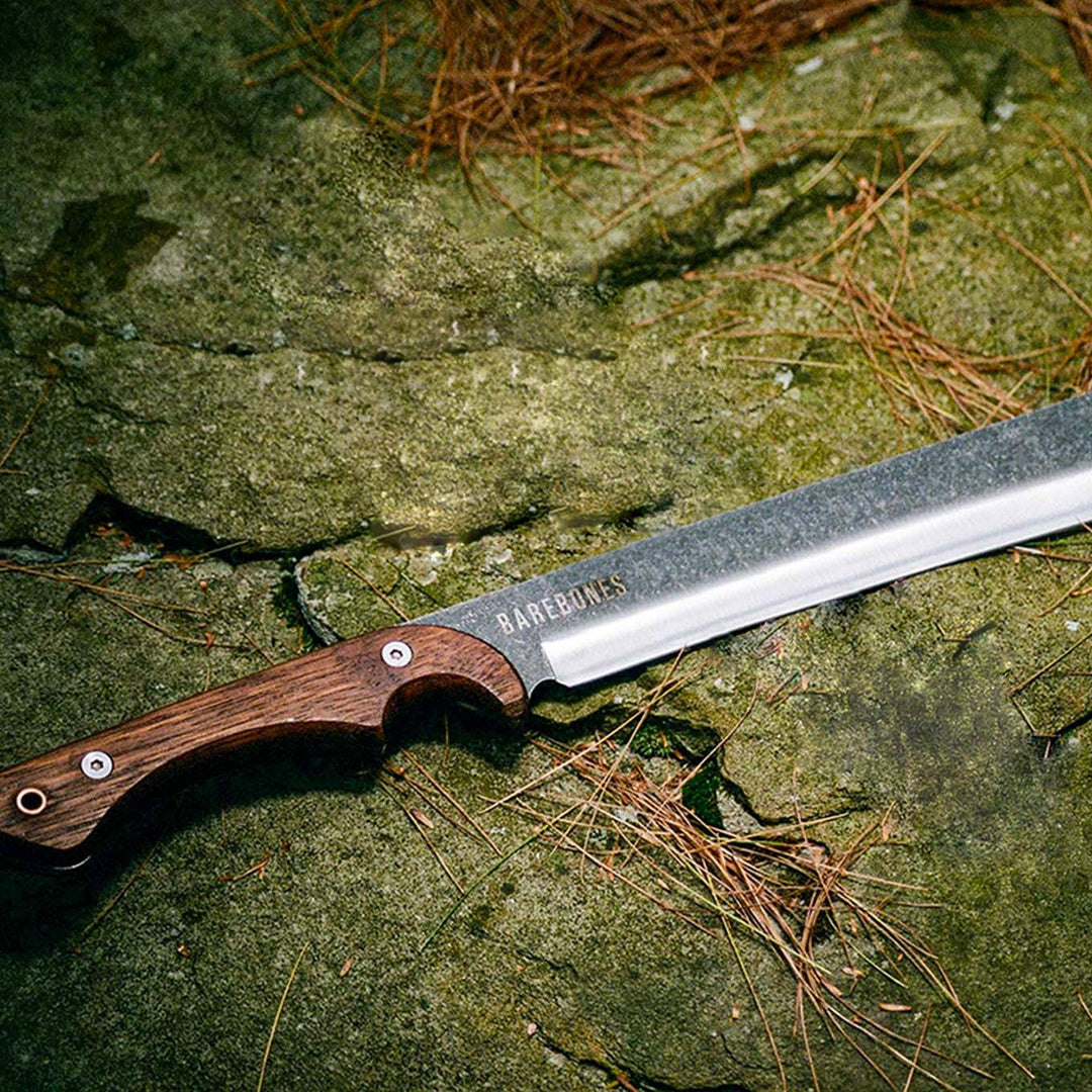 Japansk Nata økse med skarp klinge til have og bushcraft. Hårdttræshåndtag giver godt greb.