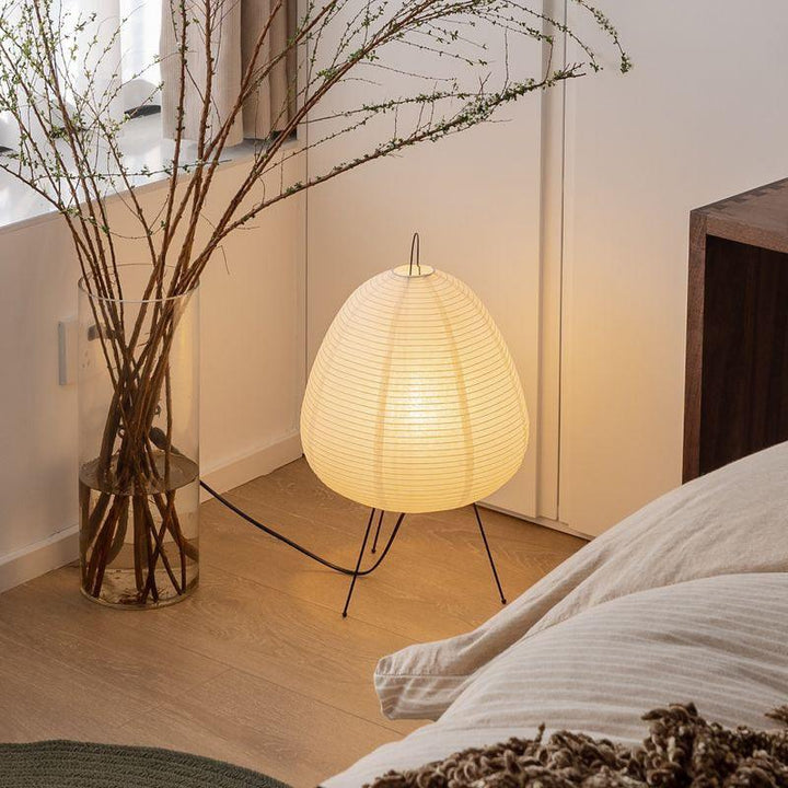 Japansk rispapir gulvlampe med minimalistisk design, blødt lys og stålramme. Ideel til moderne og klassisk stil.
