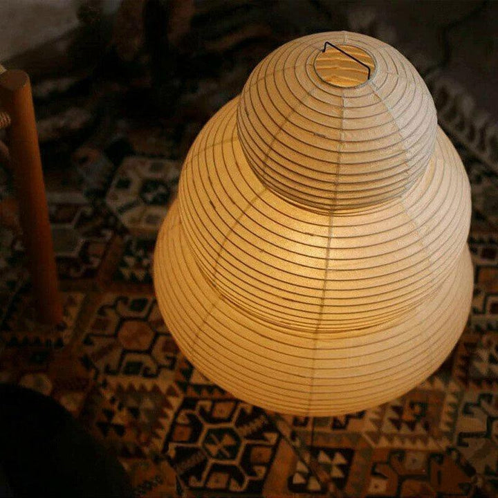Japansk rispapir gulvlampe med minimalistisk design, blødt lys og stålramme. Ideel til moderne og klassisk stil.