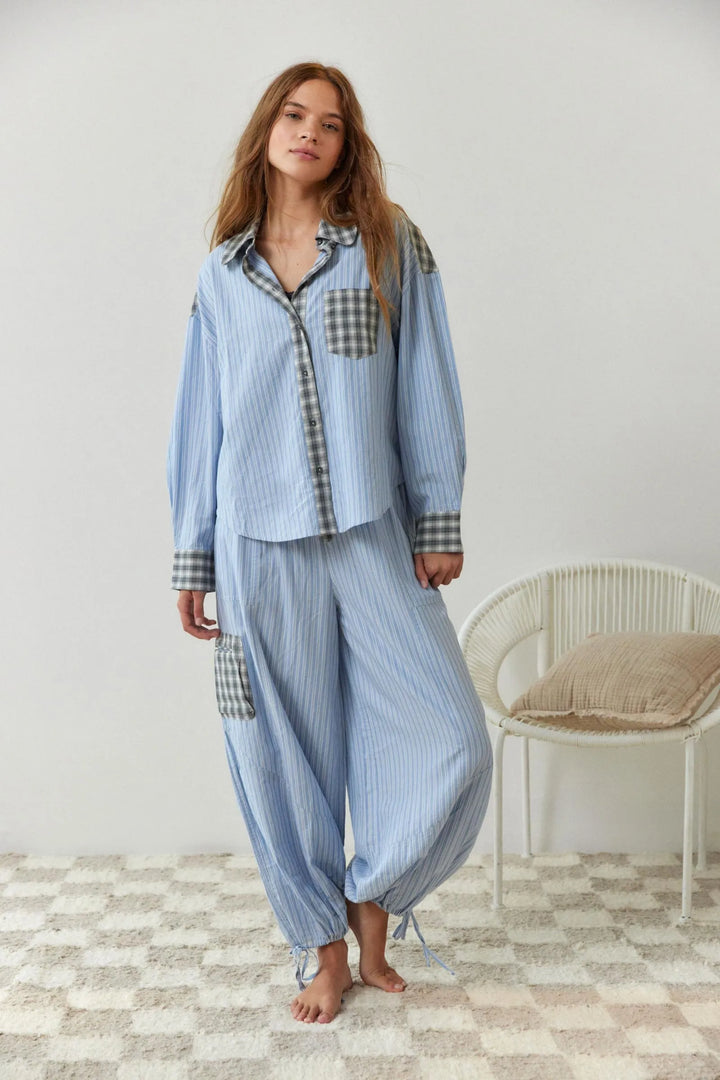 "Johanne pyjamas i blød bomuld, to-delt sæt med langærmet top og bukser, stilrent design, perfekt til hyggeaftener."