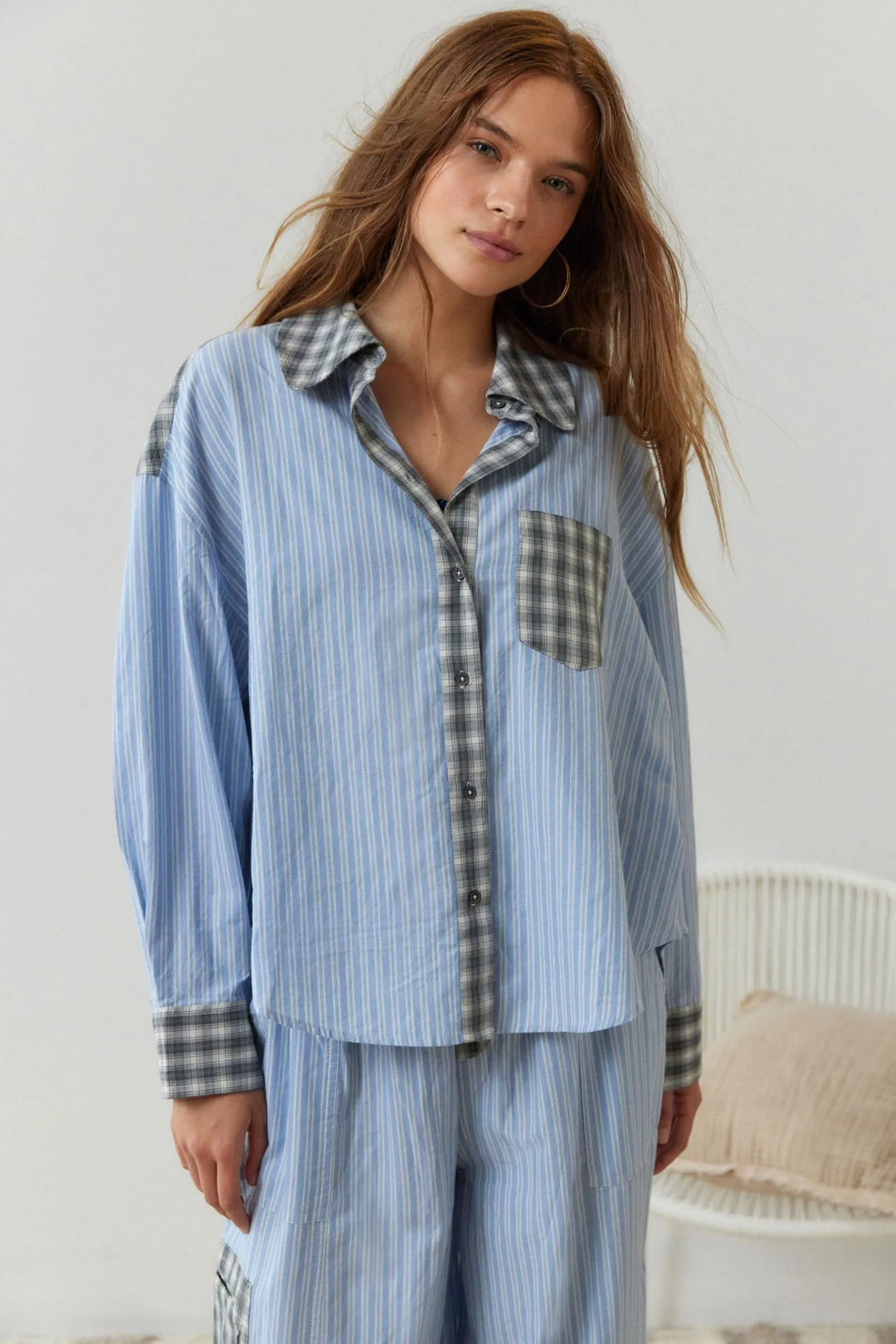 "Johanne pyjamas i blød bomuld, to-delt sæt med langærmet top og bukser, stilrent design, perfekt til hyggeaftener."