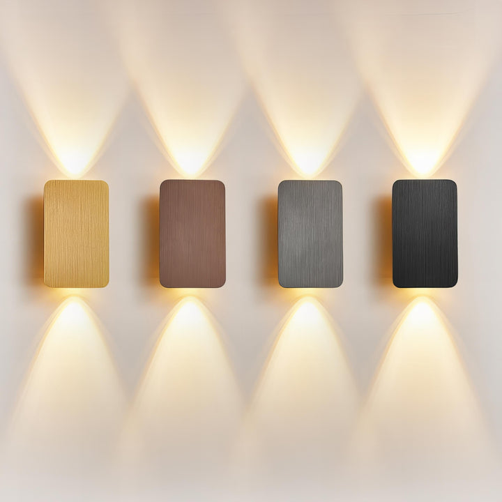 "Justerbar rektangulær væglampe i moderne design med elegant, metallisk aluminiumsoverflade og op/ned-lys."