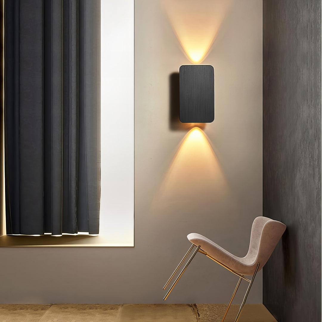 "Justerbar rektangulær væglampe i moderne design med elegant, metallisk aluminiumsoverflade og op/ned-lys."