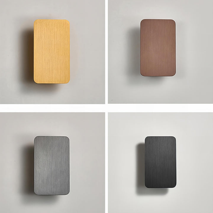 "Justerbar rektangulær væglampe i moderne design med elegant, metallisk aluminiumsoverflade og op/ned-lys."