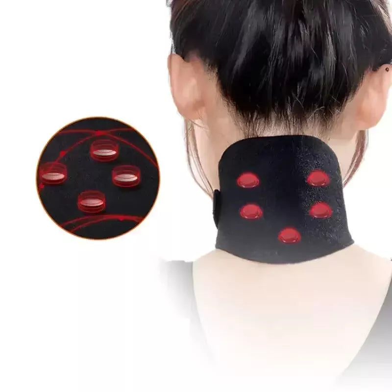 Person med ergonomisk varmebånd til nakken. Lindrer nakkesmerter og muskelspændinger med varmebehandling.