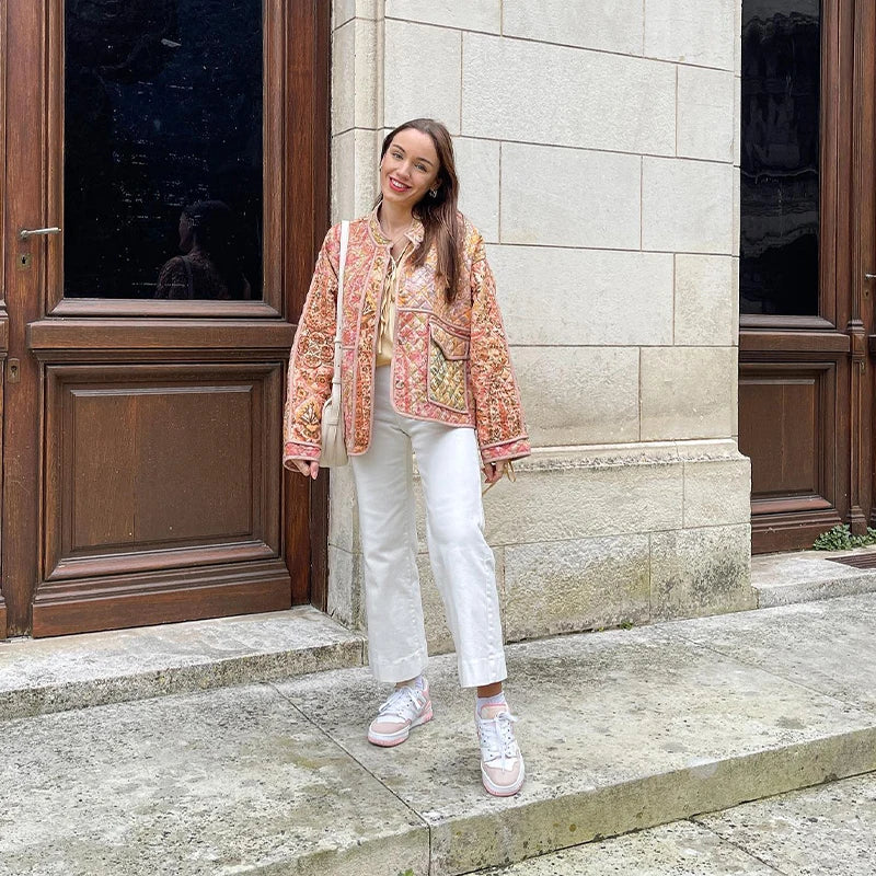 Elegant kvindejakke med feminint snit og unikt print, ideel til lag-på-lag styling og daglig komfort.