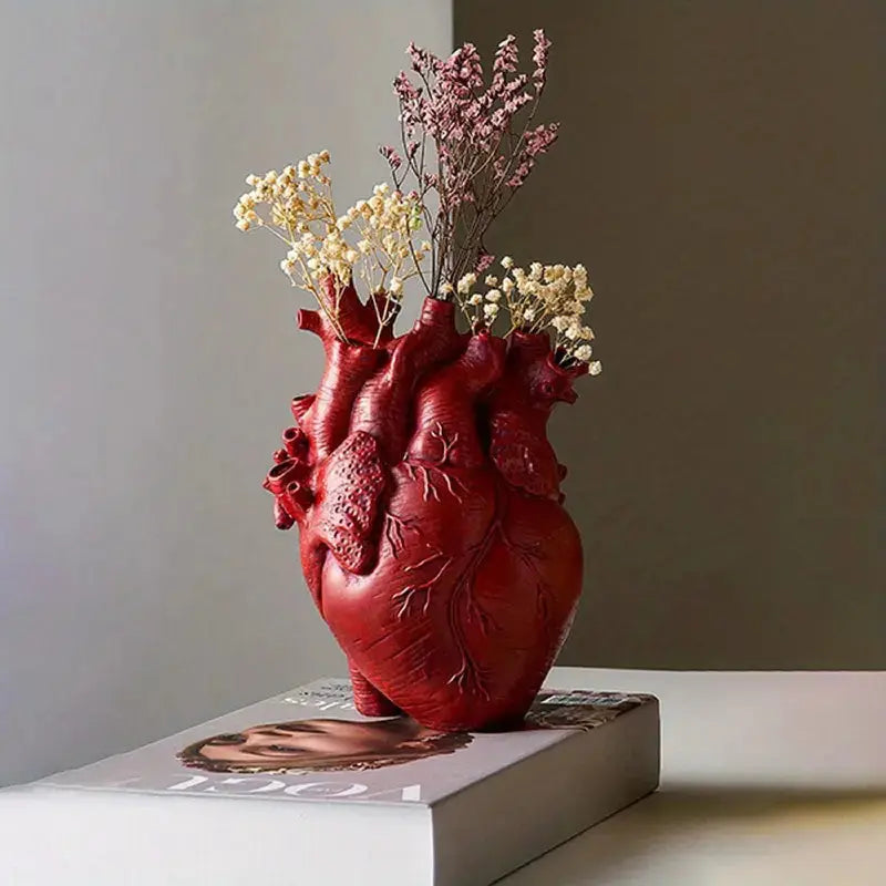 Rød keramisk hjerte vase. Elegant og unik blomstervase, perfekt til moderne boligindretning.