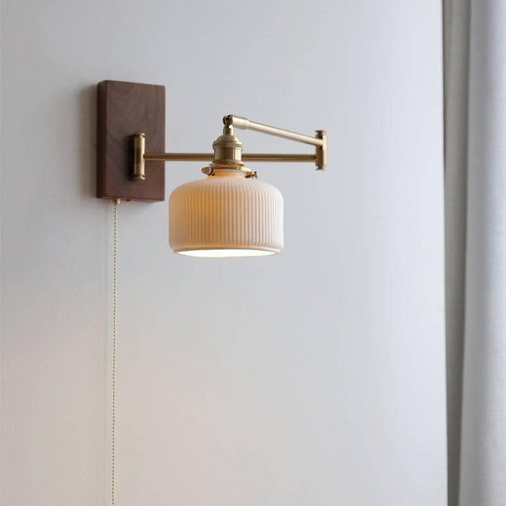"Keramisk væglampe med træplade, elegant design, cylindrisk keramisk skærm til moderne og traditionel indretning"