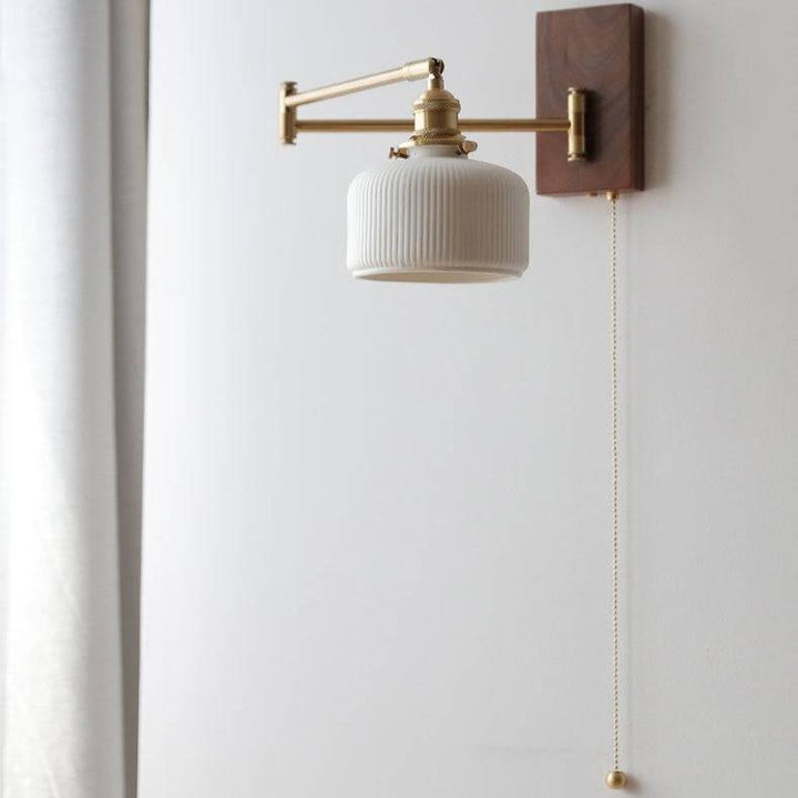"Keramisk væglampe med træplade, elegant design, cylindrisk keramisk skærm til moderne og traditionel indretning"