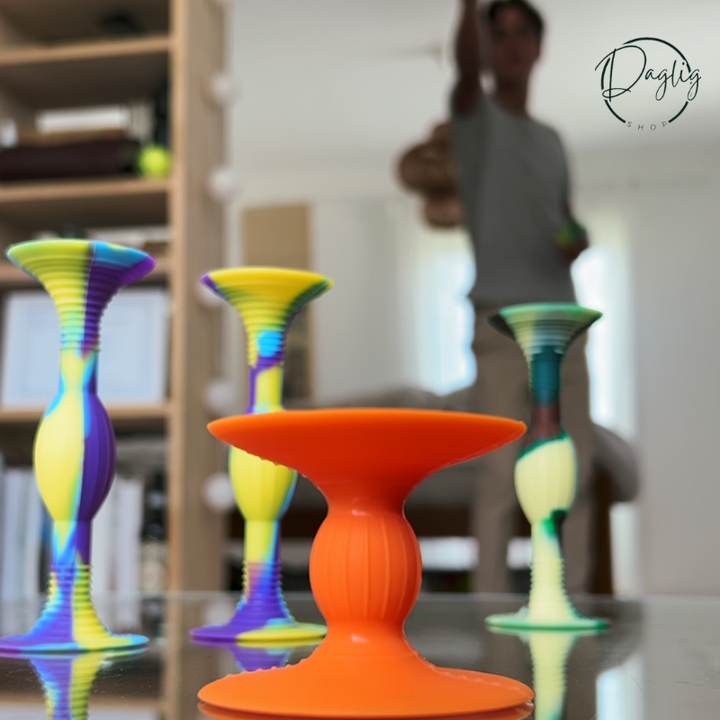 Farverigt klæbende dartspil til væggen. Udfordrende indendørs aktivitet for familiespil og konkurrence.