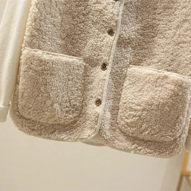 Moderne klassisk kvinde vest i beige. Varm & alsidig for et chic efterårslook.