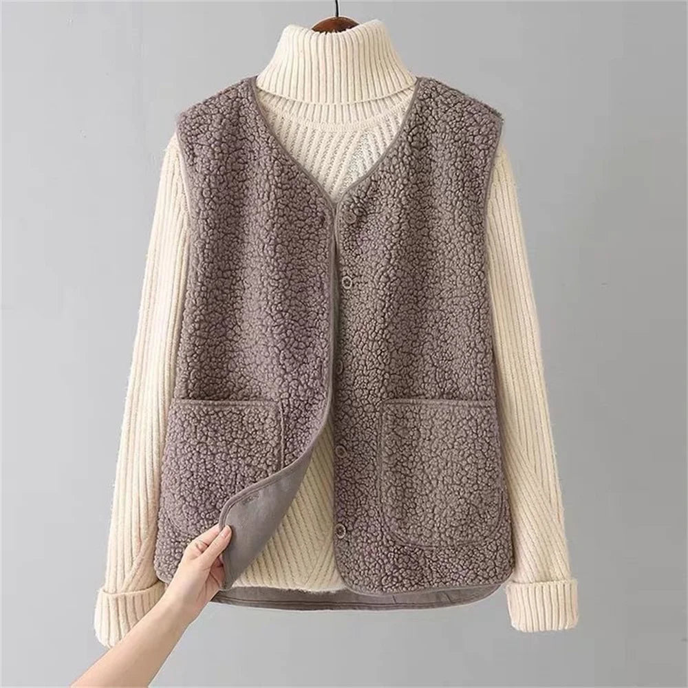 Stilfuld brun kvinde vest. Alsidig overgangsjakke for et elegant look.