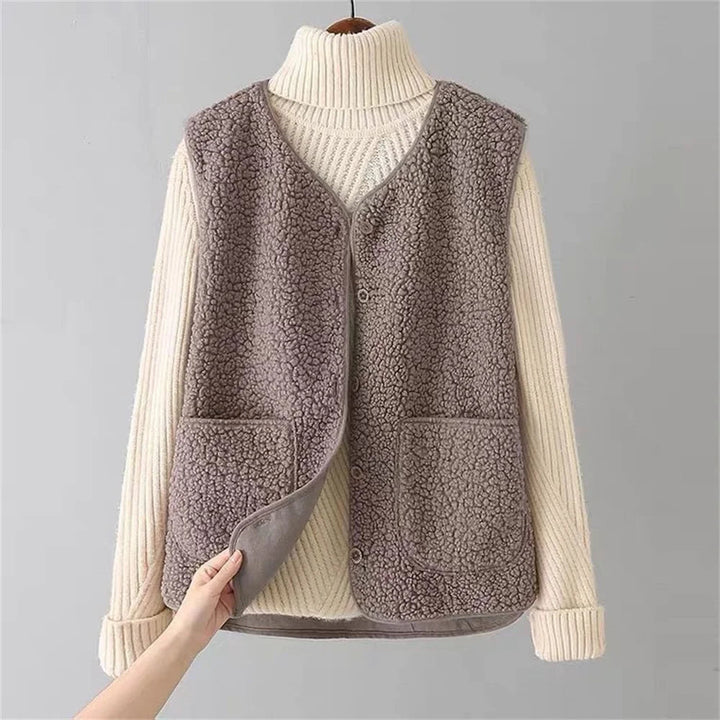Stilfuld brun kvinde vest. Alsidig overgangsjakke for et elegant look.