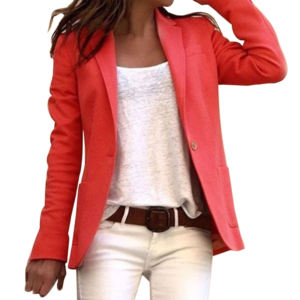 Stilren klassisk dame blazer på bøjle. Enkeltknaps design, klar til kontor eller smart hverdag.