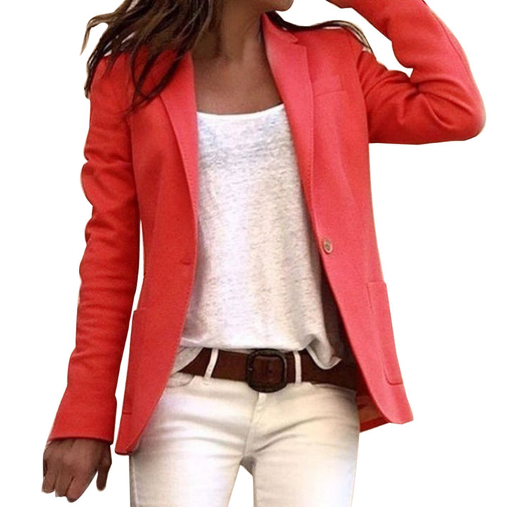 Stilren klassisk dame blazer på bøjle. Enkeltknaps design, klar til kontor eller smart hverdag.