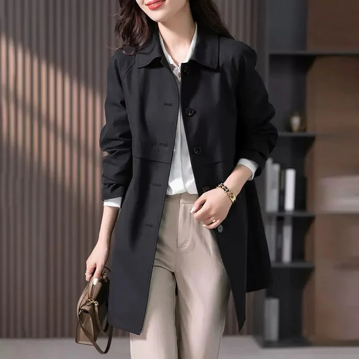 Elegant lang dame trenchcoat. Moderne overgangsfrakke med klassiske detaljer, ideel som hverdags- eller kontorfrakke.